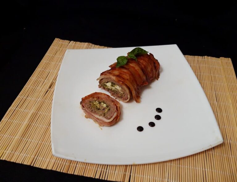 Рулет из фарша с фетой и песто