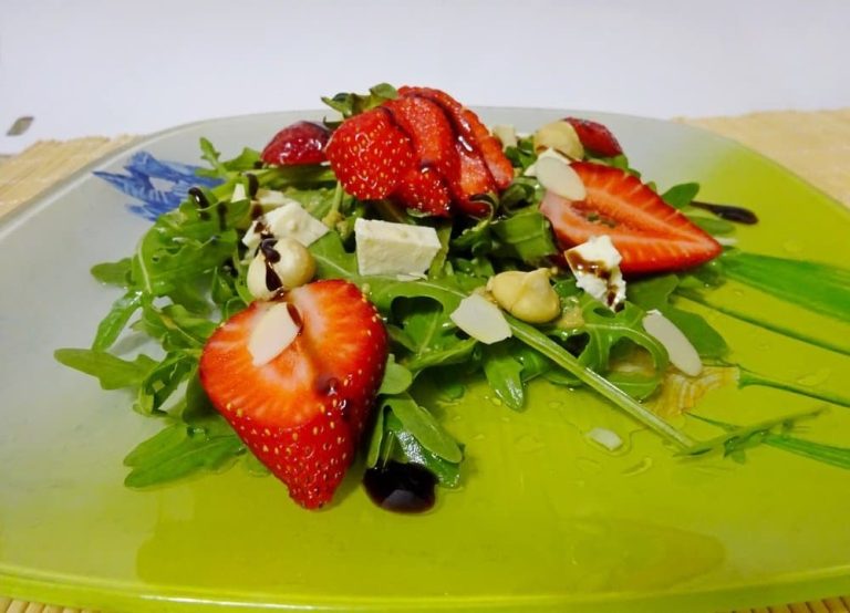 Salad with strawberries, arugula