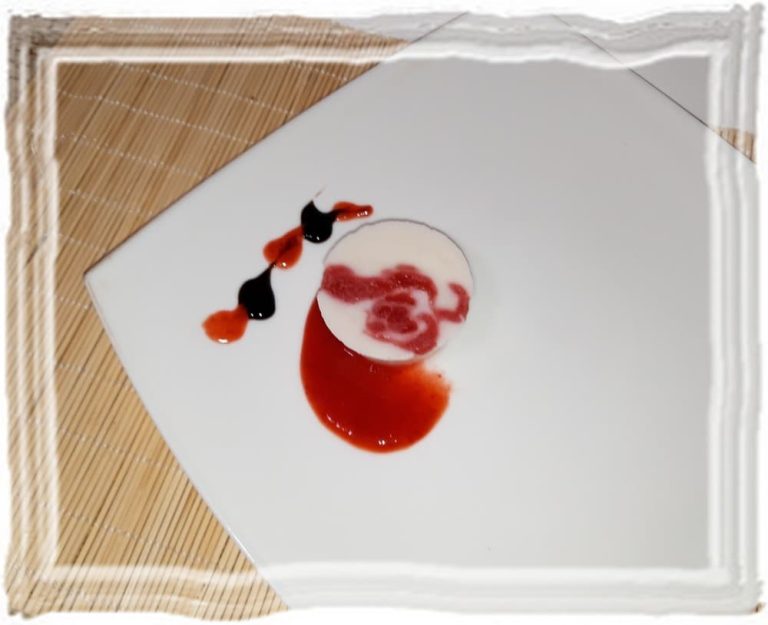 Panna cotta with strawberry sauce