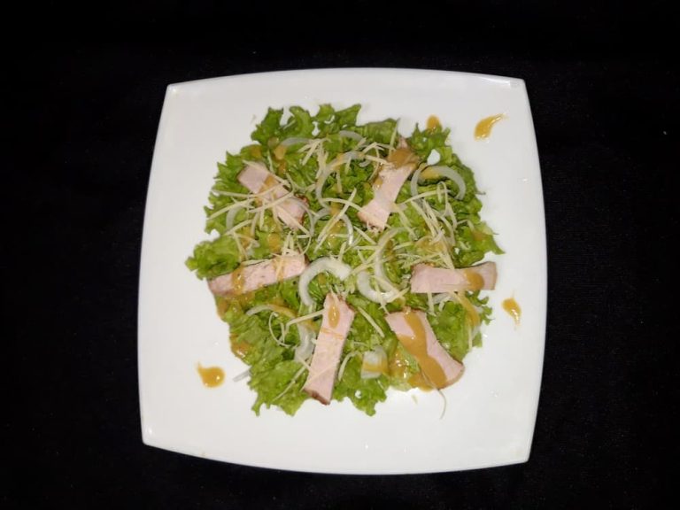 Зеленый салат с мясом