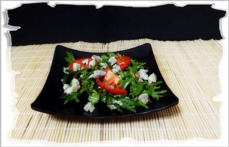 Салат из рукколы с сыром дор блю и орехами