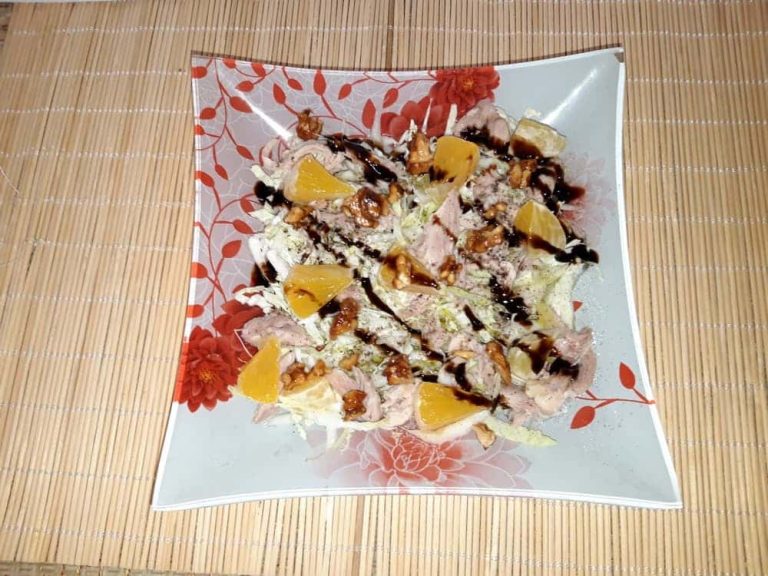 Салат с курицей и орехами в карамели
