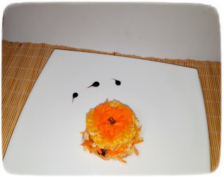 Салат с курицей, морковью и апельсином