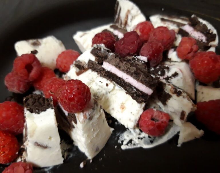 Мороженое с печеньем OREO и шоколадом