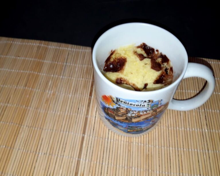 Кекс в чашке за 1 минуту с шоколадом
