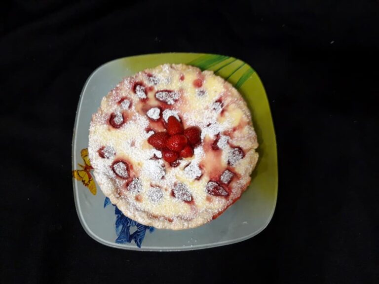 Клубничный пирог с заливкой из йогурта
