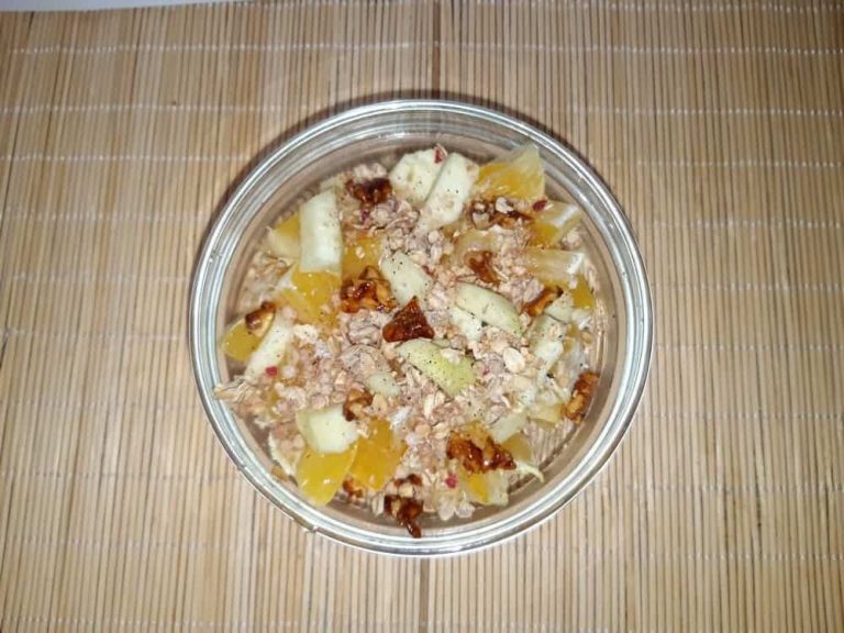 Fruit salad with nuts