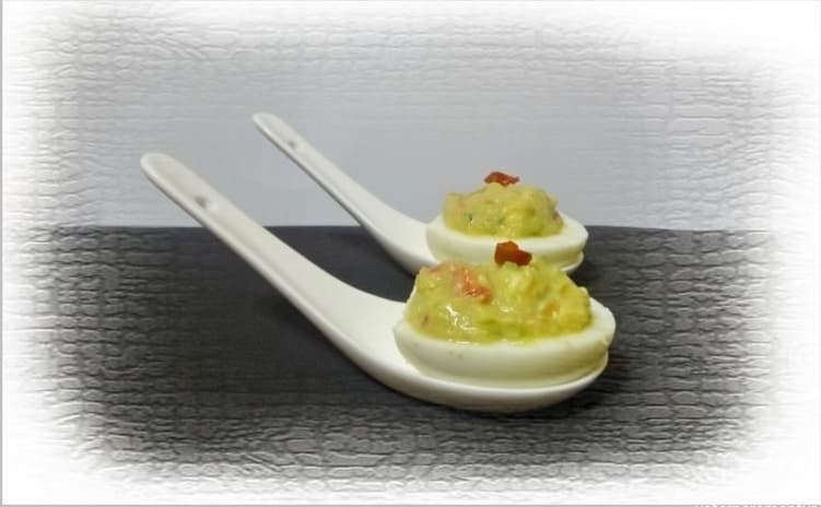 Яйца, фаршированные гуакамоле