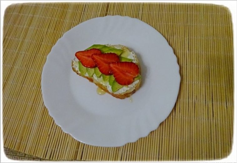 Sandwich with strawberries and avocado