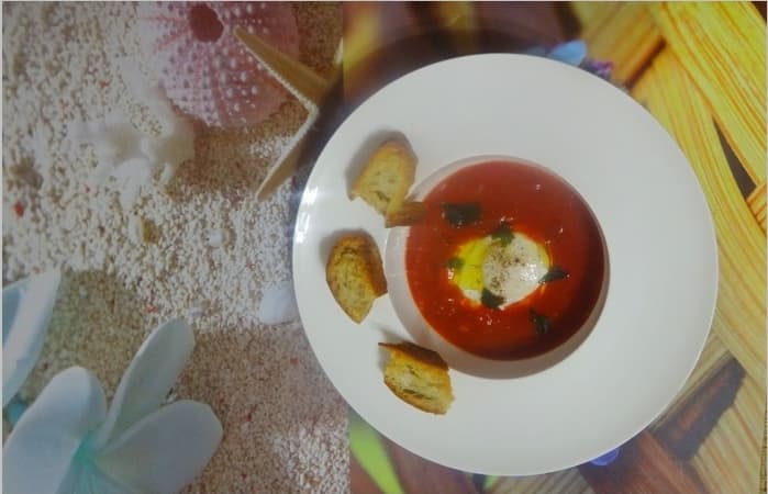 Томатный крем-суп с гренками и яйцом пашот