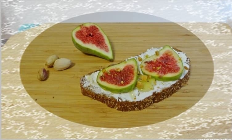 Sandwich with figs and pistachios