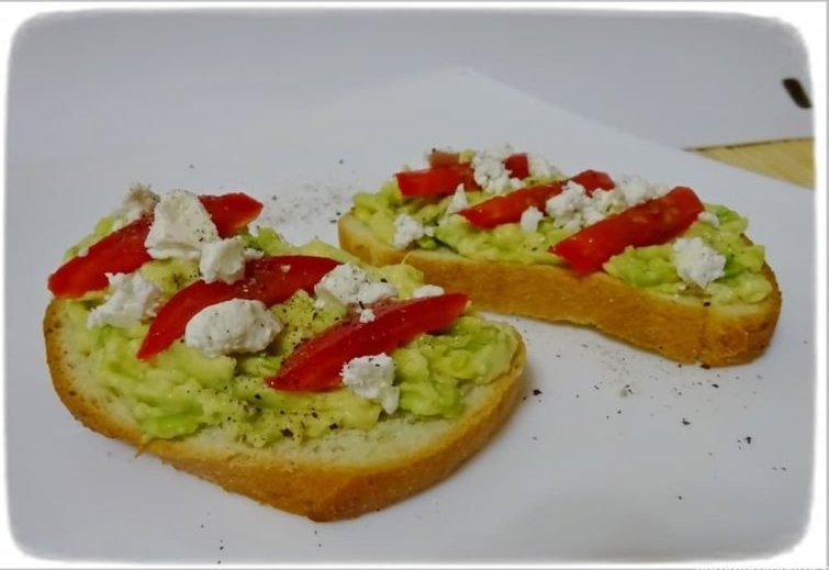 Sandwich with avocado paste