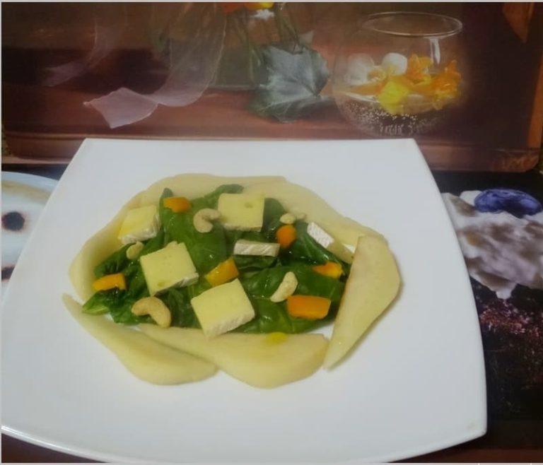 Салат с сыром Бри, грушей и кешью