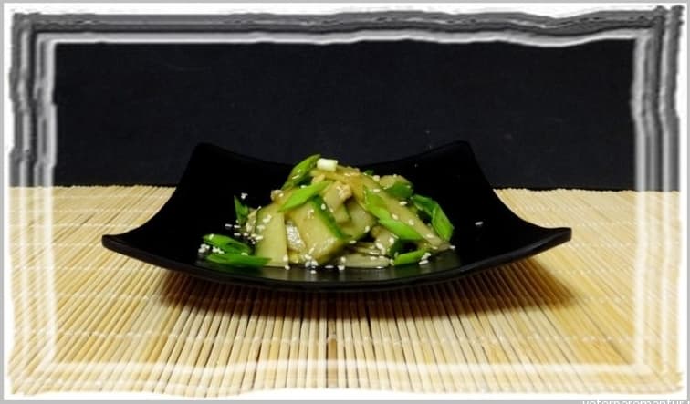 Салат из огурцов с кунжутом