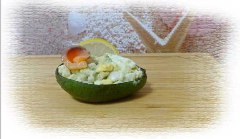 Салат из авокадо с яйцом