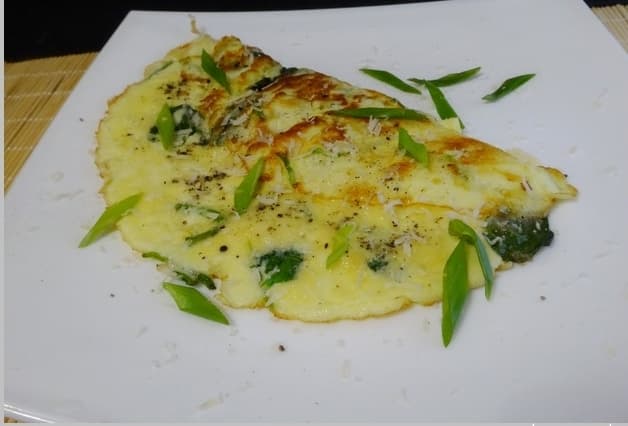 Omelet with spinach and cheese