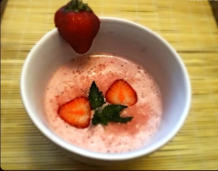 Fruit soup with strawberries and mint