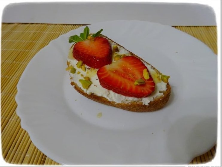 Toast with cottage cheese and strawberries