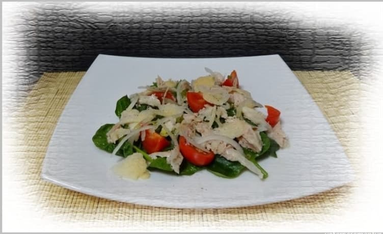Салат с курицей и шпинатом