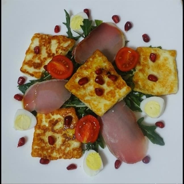 Салат с жареным сыром