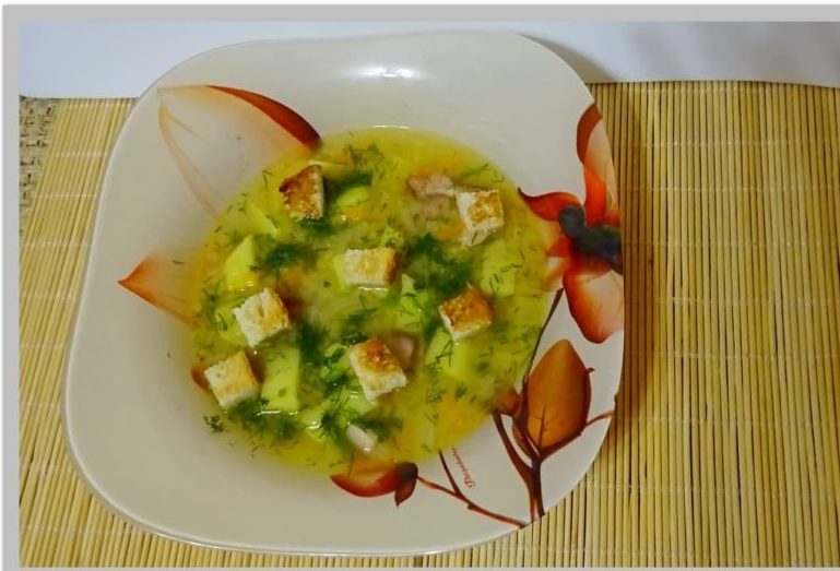 Суп с чечевицей, беконом и сухариками