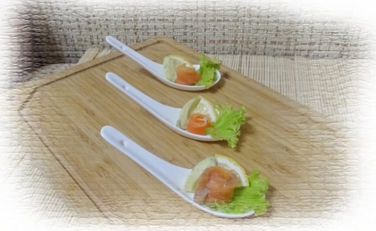 Соленый лосось с лимоном и авокадо