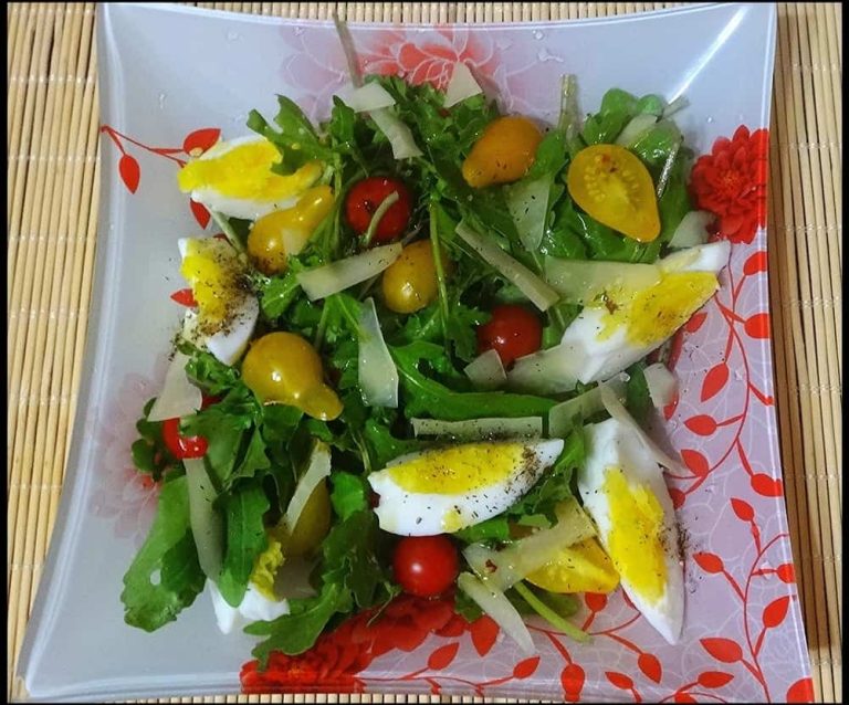 Салат из рукколы с помидорами и сыром