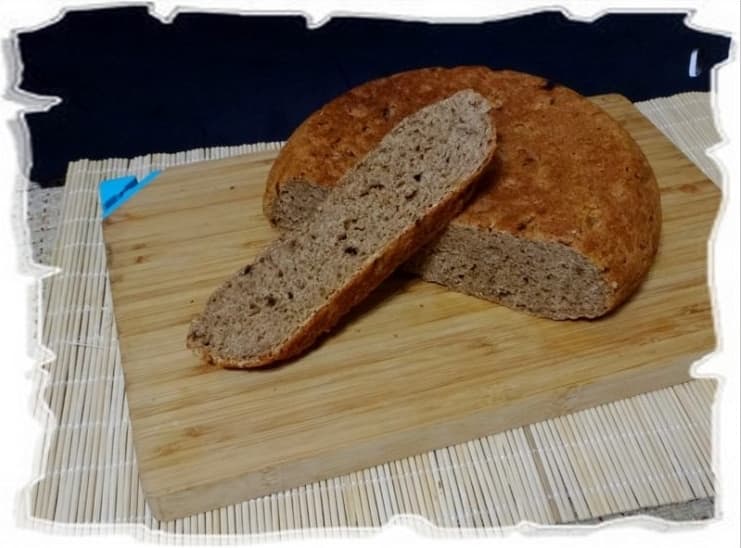 Bread with rye flour and apple