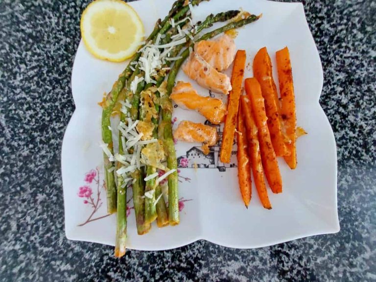 Baked asparagus with cheese