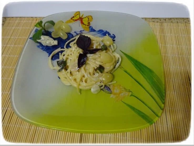 Spagetti with Gorgonzola cheese and grapes