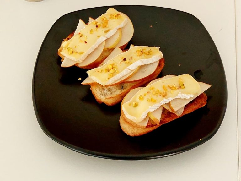 Brie crostini