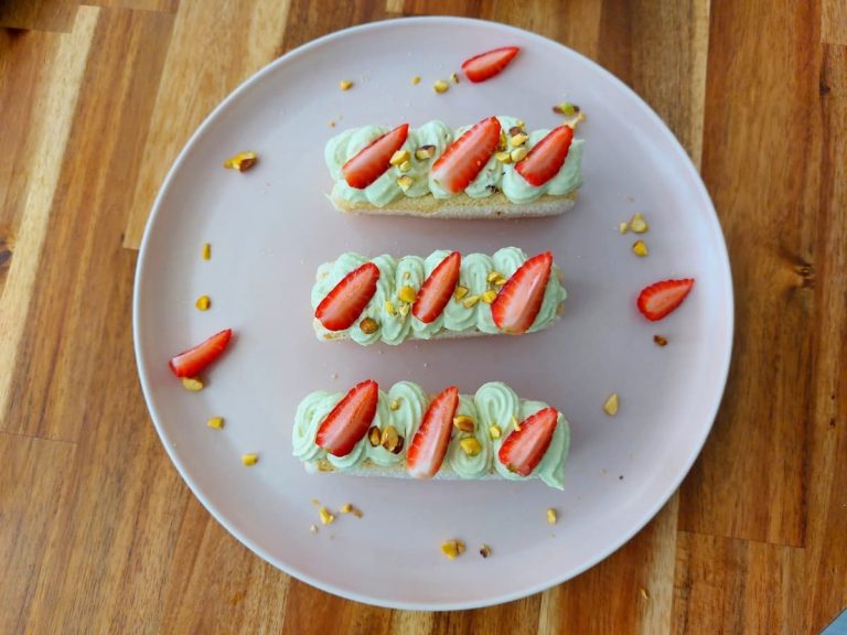 Pistachio cream cake