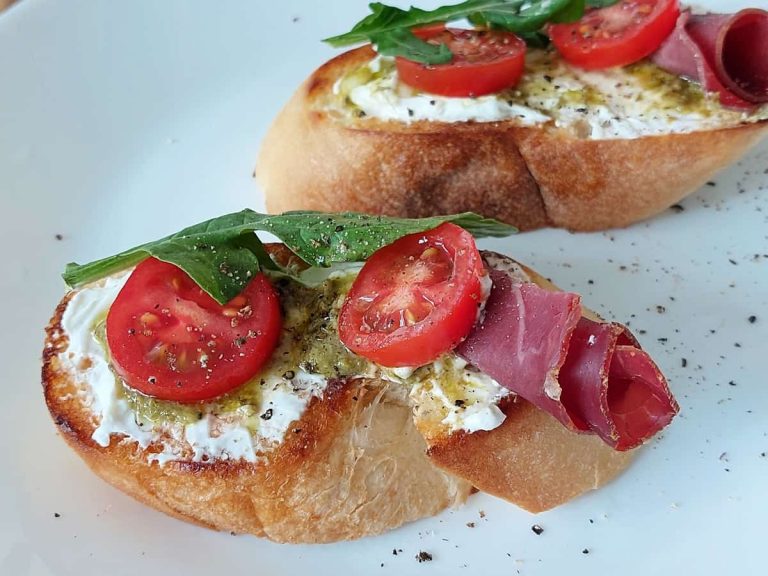 Jamon pesto crostini