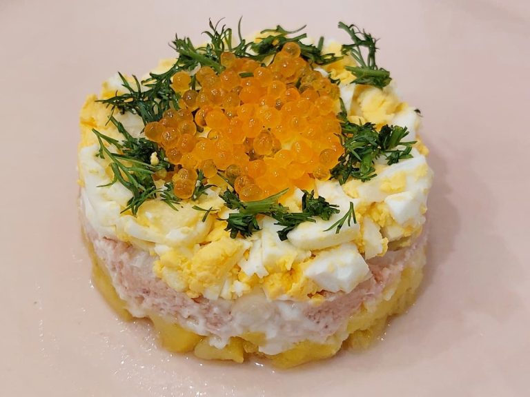 Салат с икрой и тунцом