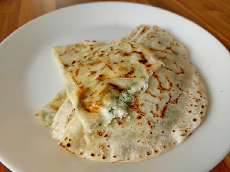 Лепешки гёзлеме с сыром и зеленью