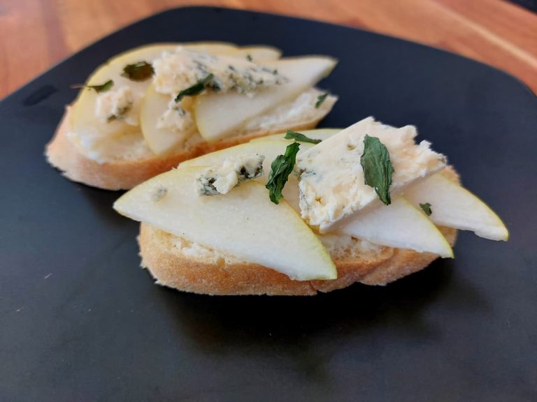 Crostini with blue cheese