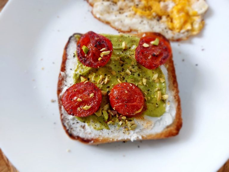 Pesto tomato sandwich