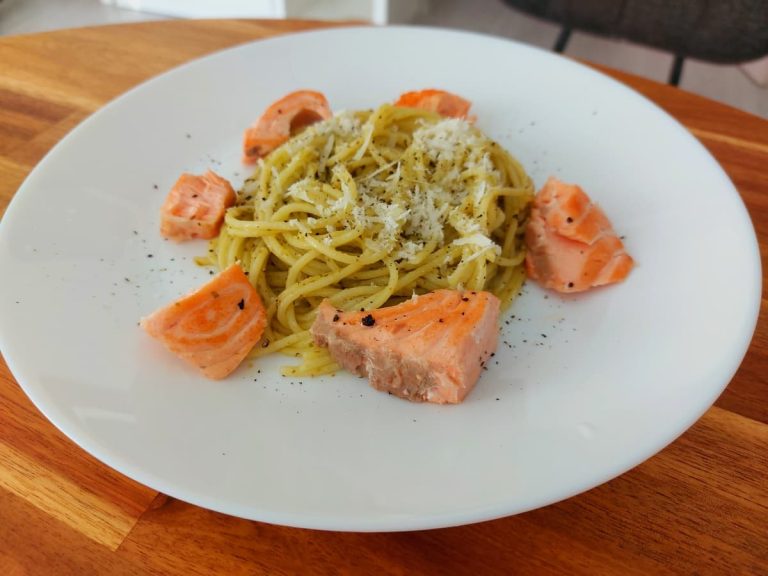 Spaghetti with salmon