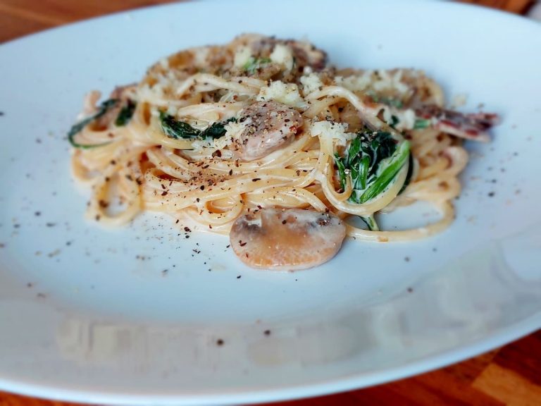 Mushrooms spinach spaghetti