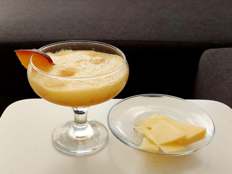 Bellini cocktail