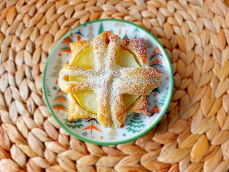 Puff pastry apple pies