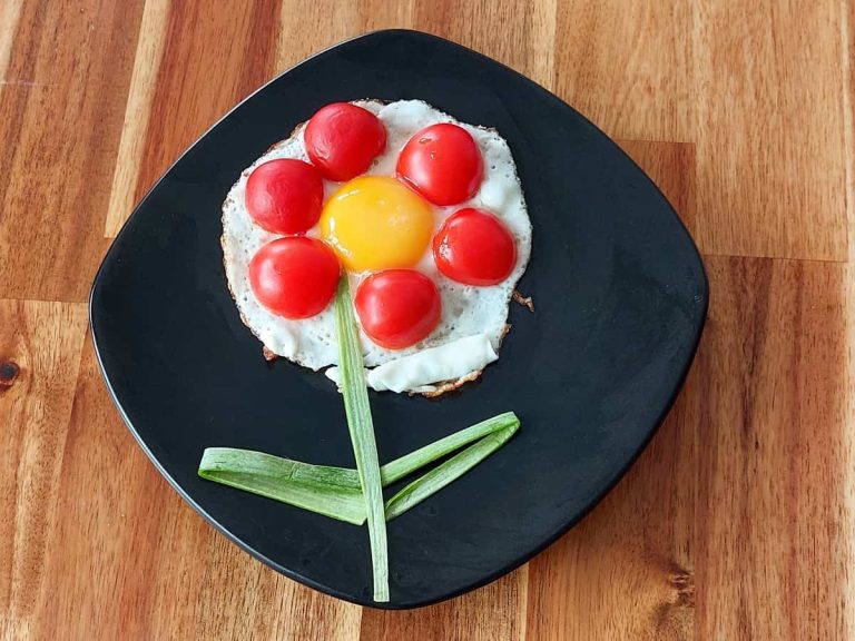 Fried eggs with tomato flower