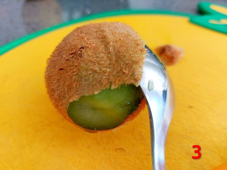 How to Peel a Kiwi Easily