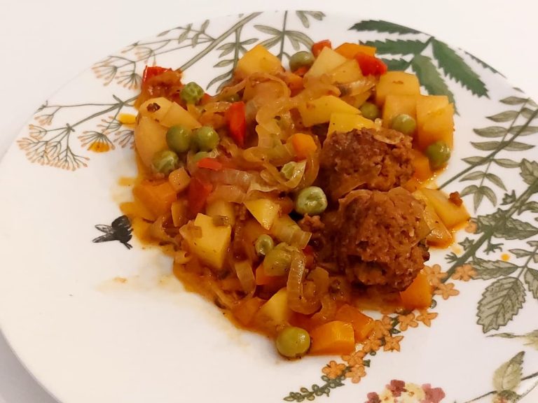 Meatballs baked with vegetables