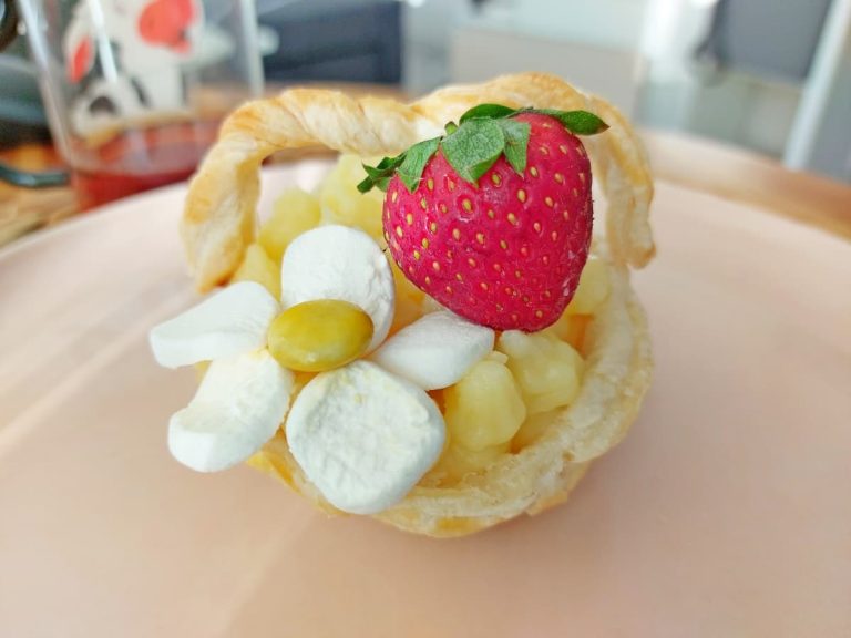 Пирожное Корзина с клубникой