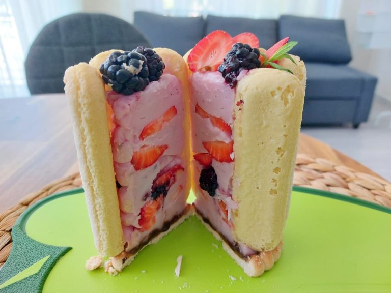 Savoyardi cakes with berries