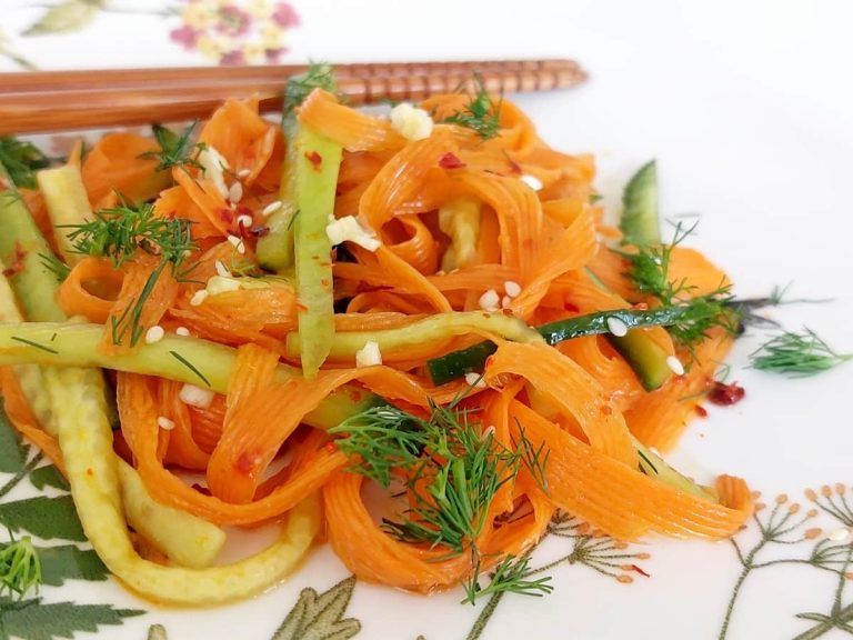 Корейский салат из огурцов и моркови