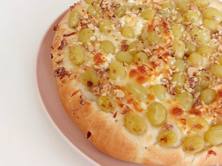 Скьяччата с виноградом и сыром