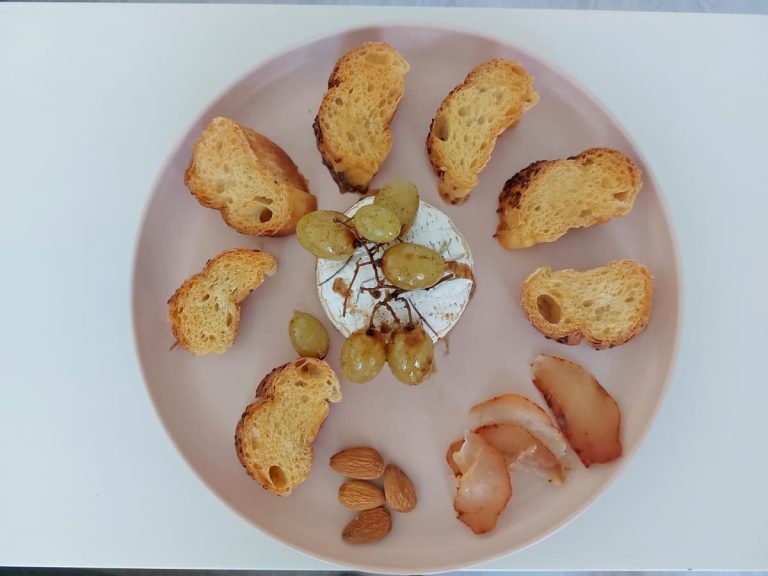 Запеченный бри с виноградом