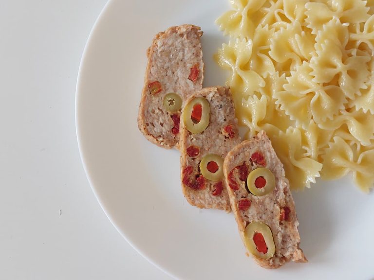 Колбаса из курицы с оливками